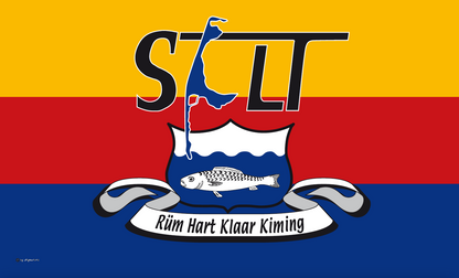 Drapeau de Sylt – « Rüm Hart Klaar Kiming » avec armoiries, inscription et motif d'île