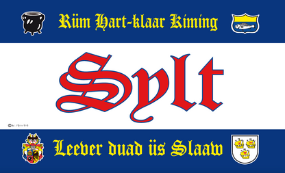 Nouveau drapeau de Sylt orné des dictons locaux « Rüm Hart » et « Lever duad » – un style insulaire plein d’assurance.