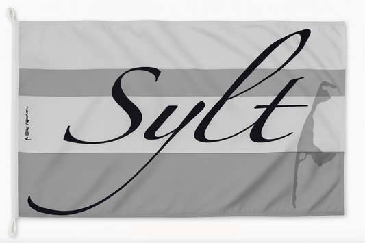 Sylt Schriftzug Flagge – Elegantes Design in Grautönen