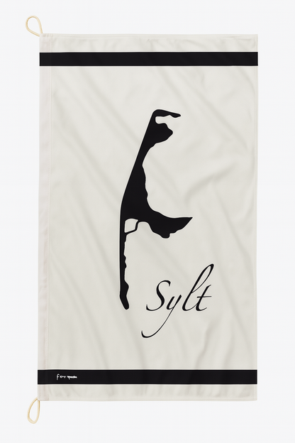 Drapeau de Sylt en noir – Élégant. Simple. Nordique.