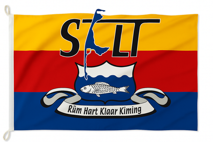 Drapeau de Sylt – « Rüm Hart Klaar Kiming » avec armoiries, inscription et motif d'île
