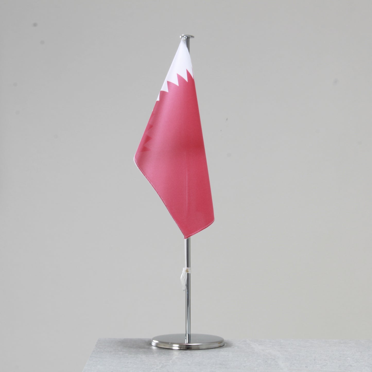 Table flag Qatar – representative national flag for indoor use