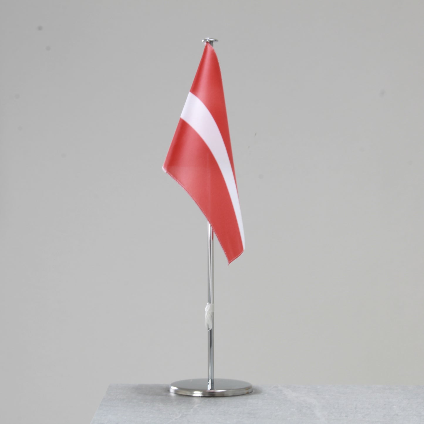 Tischfahne Lettland – repräsentative Nationalflagge für den Innenbereich