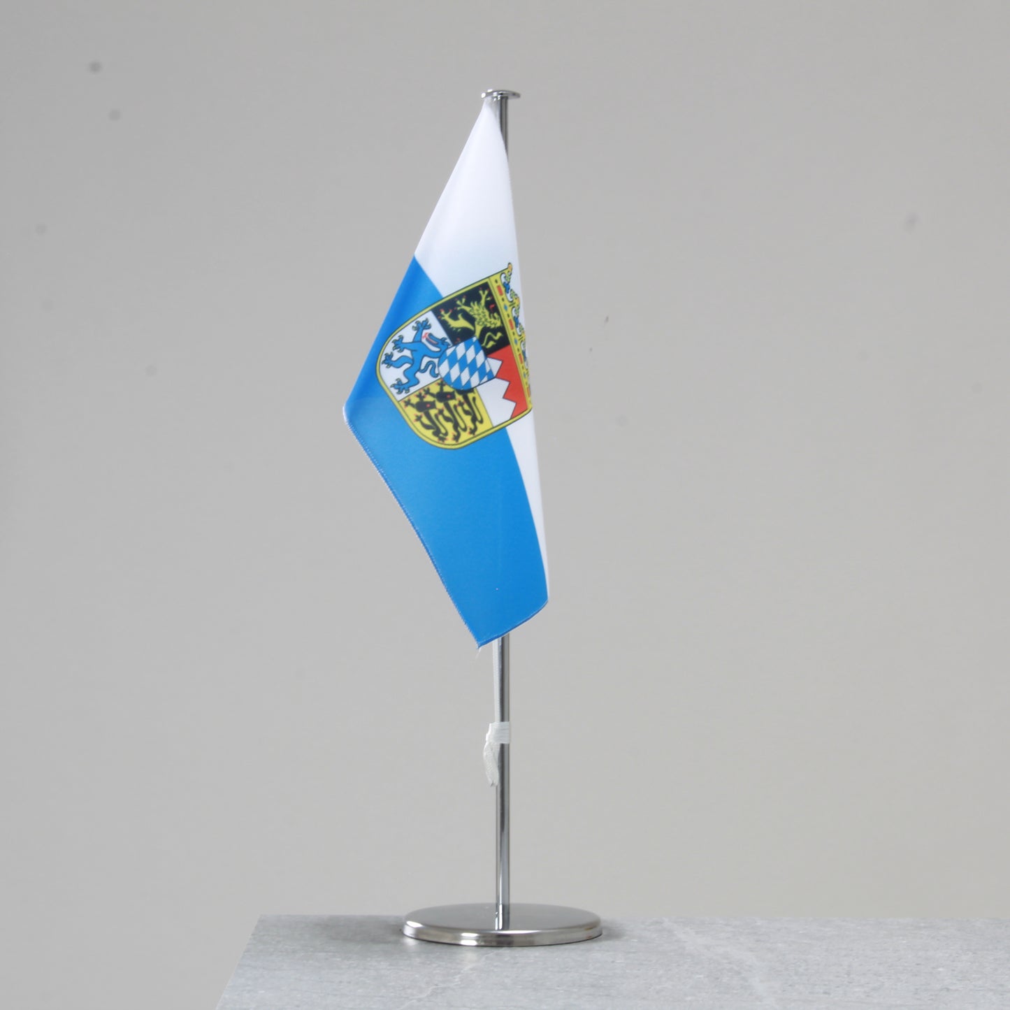 Tischfahne Bayern – repräsentative Landesflagge für den Innenbereich