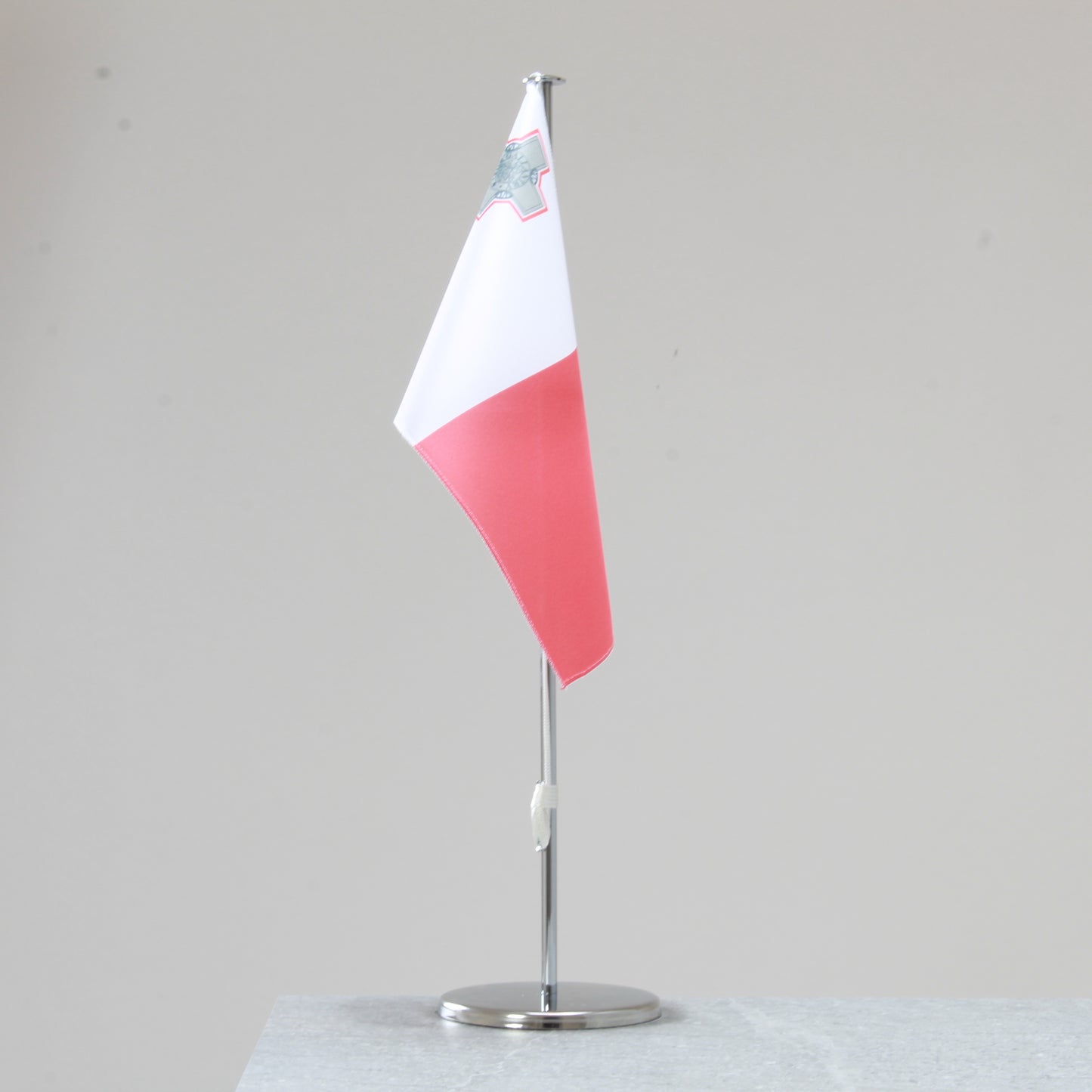 Tischfahne Malta – repräsentative Nationalflagge für den Innenbereich