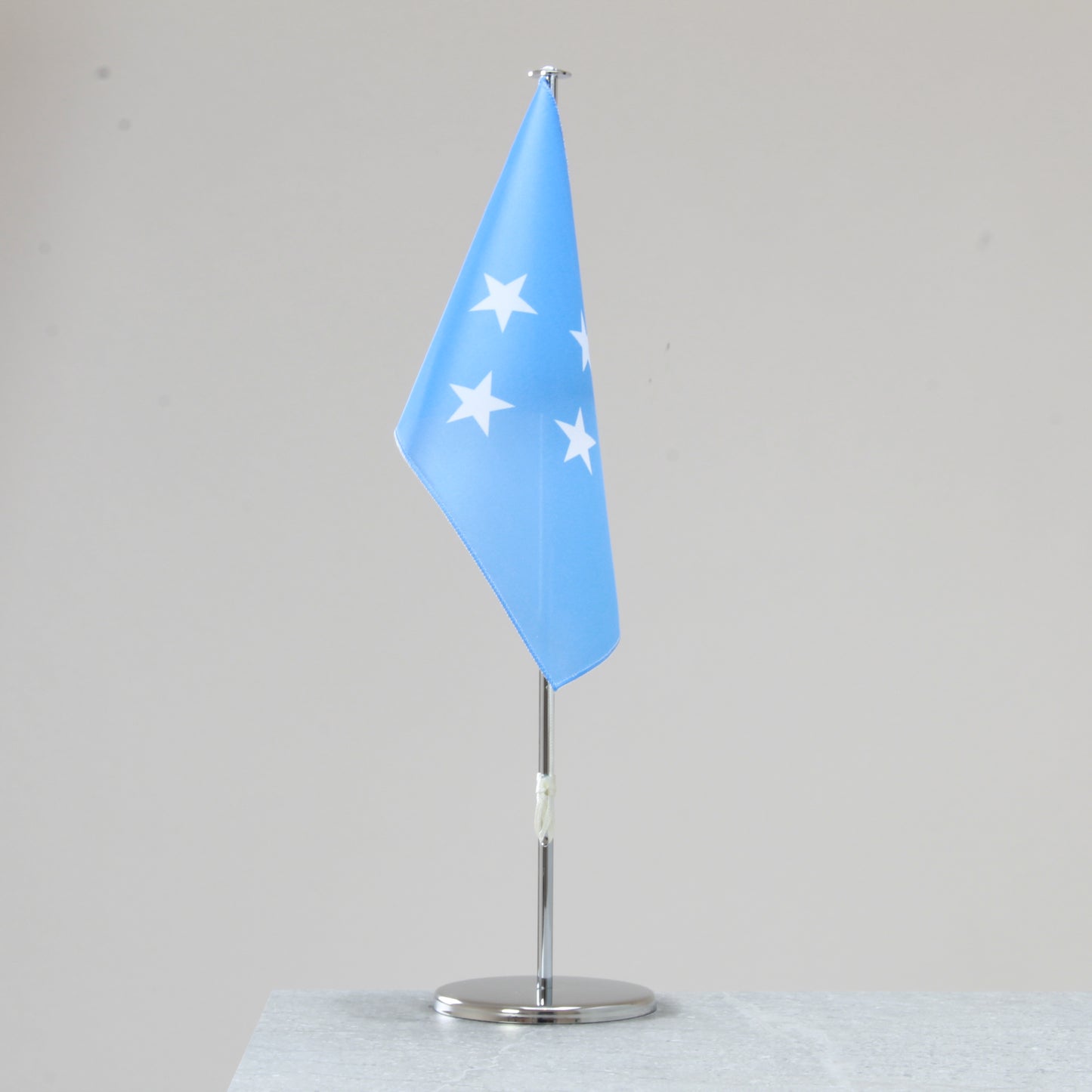 Tischfahne Mikronesien – repräsentative Nationalflagge für den Innenbereich