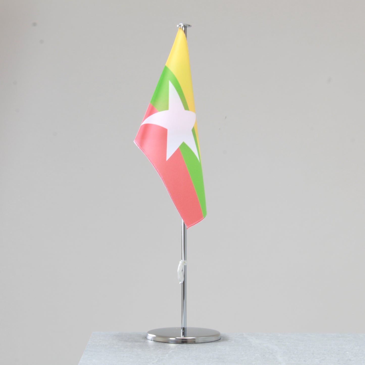 Tischfahne Myanmar – repräsentative Nationalflagge für den Innenbereich