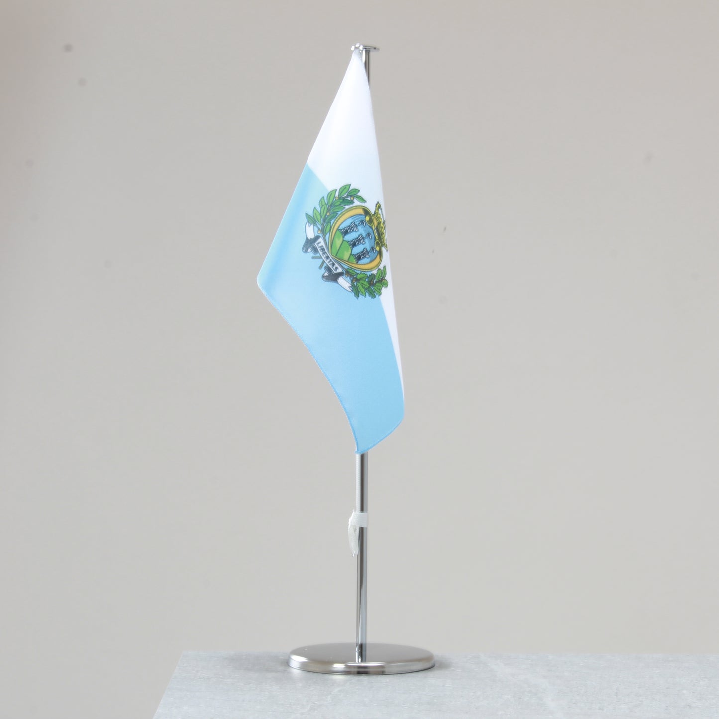 Tischfahne San Marino – repräsentative Nationalflagge für den Innenbereich
